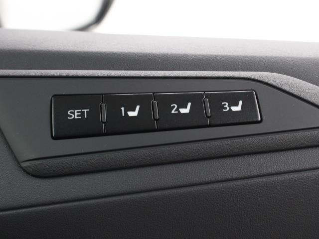 3名分のシート、ドアミラーの最適ポジションを記憶・再現できるマイコンプリセットドライビングポジションシステムが装備されています。