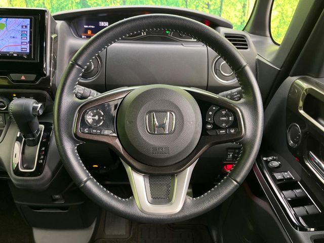 【純正革巻きステアリング】上質な革を使用することで、手にしっかり馴染みとても運転しやすいハンドルです♪