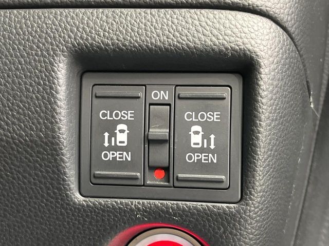 【両側パワースライドドア】スマートキーや運転席のスイッチで後席両側スライドドアの開閉が可能♪電動だから力を入れてドアを開ける必要が無く、小さなお子様でも簡単に開け閉めでき快適です♪