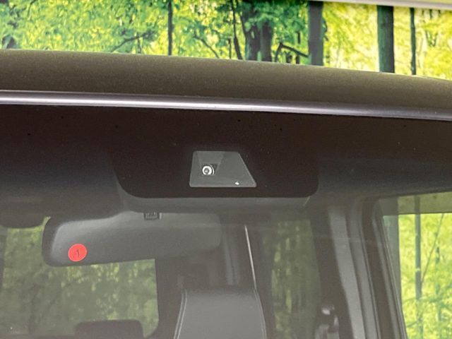 【ホンダセンシング】走行中に前方の車両等を認識し、衝突しそうな時は警報とブレーキで衝突回避と被害軽減をアシスト。より安全にドライブをお楽しみいただけます。