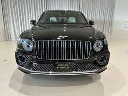 ボディカラーはブラッククリスタルです。