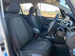 ブラックグリッドクロスシートを装備しており、車内の高級感がアップしております☆