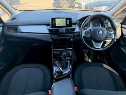 コックピット。車内もキレイで嫌な臭いもありません！ご納車後の臭いが付きにくくなる「空気触媒コーティング」もあります。