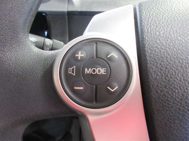 ステアリングから手を放さず、オーディオ等の操作ができるので運転に集中できます。