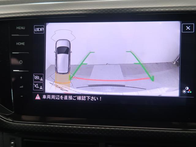 ギアをリバースに入れると車両後方の映像を映し出します。画面にはガイドラインが表示され、車庫入れや縦列駐車などの際に安全確認をサポートします。