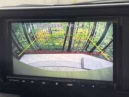 【バックカメラ】駐車時に後方がリアルタイム映像で確認できます。大型商業施設や立体駐車場での駐車時や、夜間のバック時に大活躍！運転スキルに関わらず、今や必須となった装備のひとつです！