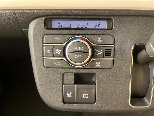 【オートエアコン】一度お好みの温度に設定すれば、車内の温度を検知し風量や温度を自動で調整。暑い…寒い…と何度もスイッチ操作をする必要はありません。快適な車内空間には必須の機能ですね♪