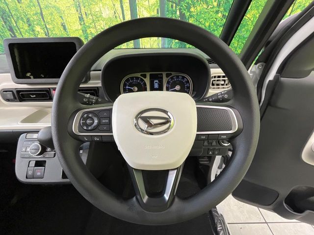 インテリアに合わせたデザインのステアリングは、運転される方のことも考え、運転しやすい形状、大きさです。是非一度、実際に触ってお確かめください。