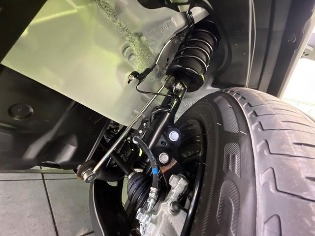 お車を安心してお乗りいただく為には、足回りの定期点検が欠かせません。サービスサポート（有償保証）では無料点検もご提供しており、安心のカーライフをお過ごしいただけるサポート体制が整っています。