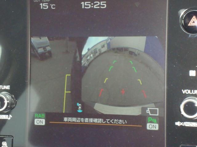 ディスプレイ画面(マルチビューモニター)。前方・左側方・後方の映像を確認でき、一画面に複数の映像を表示することもできます。ガイドラインも表示されるので車体の感覚を掴みやすく、安全に運転できます。