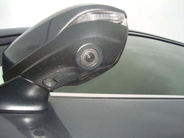 助手席側ドアミラー。カメラが内蔵されており、運転席から見えにくい左側方を映し出します。狭い道の壁や障害物などと車の距離感を分かりやすくしてくれます。
