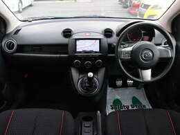 スッキリとしたデミオらしいデザインのダッシュ回り！フロントビューの視認性もよく運転しやすいと思います★