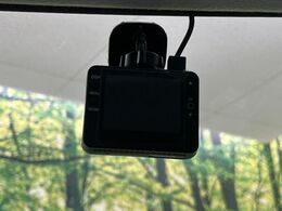 【ドライブレコーダー】安心・安全なカーライフに必須のドライブレコーダーを装備！走行中はもちろん、あおり運転や事故に遭遇した際の状況も映像で記録し、万一のリスクに備えます。