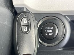 【インテリジェントキー】カバンやポケットに入れたままでもドアの施錠・解錠が可能なスマートキーを装備。エンジンのオン・オフ時もカギを取り出す必要が無いからとっても便利です♪