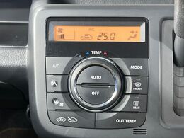 【オートエアコン】一度お好みの温度に設定すれば、車内の温度を検知し風量や温度を自動で調整。暑い…寒い…と何度もスイッチ操作をする必要はありません。快適な車内空間には必須の機能ですね♪