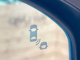 【ブラインドスポットインフォメーション】走行中、ドアミラーの死角になりやすい箇所に後続車が接近するとサイドミラー付近に警告を表示、ドライバーに注意喚起をしてくれます。