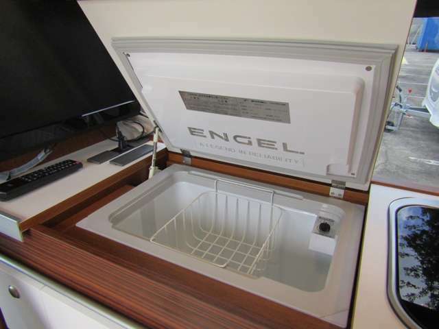 ダイネット至近にはシンク・40L冷蔵庫・12L給排水タンクを備えるキッチンスペースがございます。