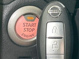 【インテリジェントキー】カバンやポケットに入れたままでもドアの施錠・解錠が可能なスマートキーを装備。エンジンのオン・オフ時もカギを取り出す必要が無いからとっても便利です♪