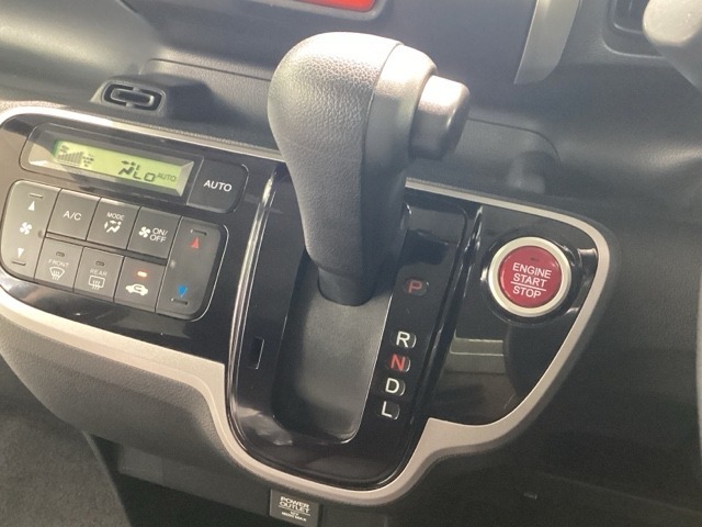 インパネシフトを採用しているので、前席の足元も広々としています。運転席と助手席の行き来もスムーズです！