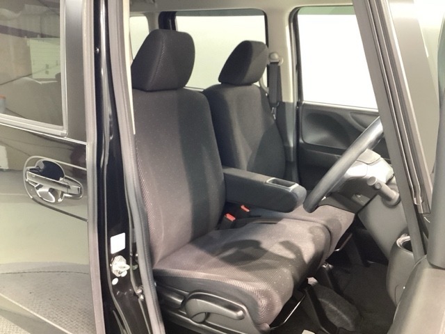 運転席、助手席☆ともにゆとりのある空間となっております♪