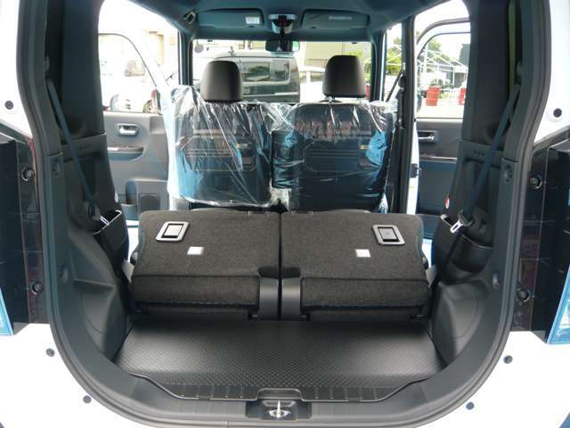 後席背もたれを倒せば、広いスペースが出現！！大きめの荷物も載せられます♪♪