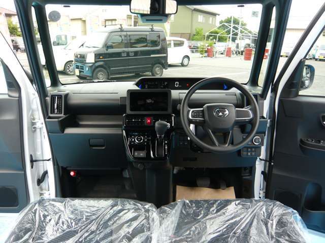 黒を基調とした落ち着いた雰囲気の車内です♪♪