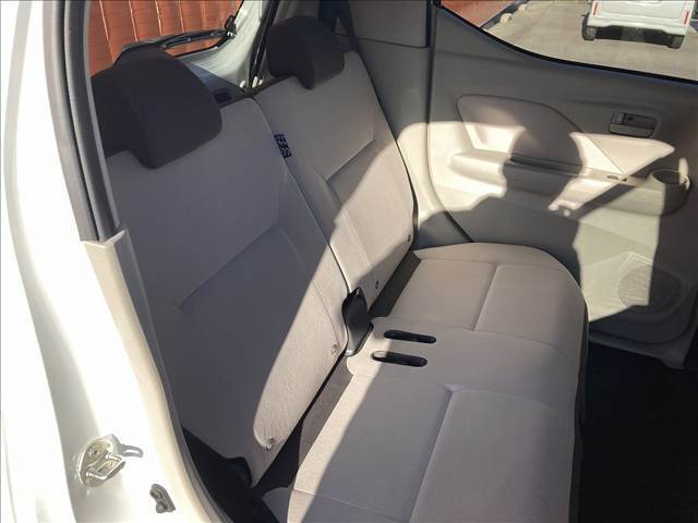 広々とした2列目は大人が乗っても快適にロングドライブが楽しめます。