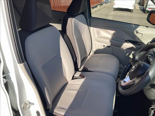運転席シートは使用感が少なく、良好な状態になっております。前オーナーが綺麗に使っていたのがわかりますね。