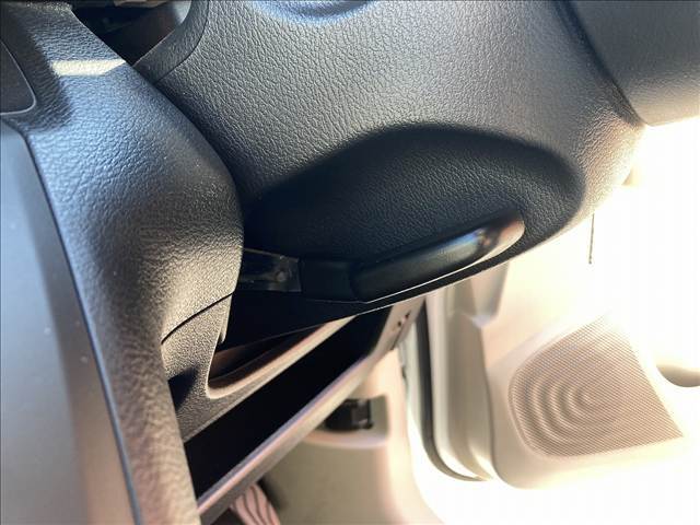 ステアリングホイール（ハンドル）の高さ（角度）調節機構。 ロックを外すと、ステアリングホイールが上下に首を振るように動くので、好みの位置でロックをかければステアリングホイールの角度が調節できます。