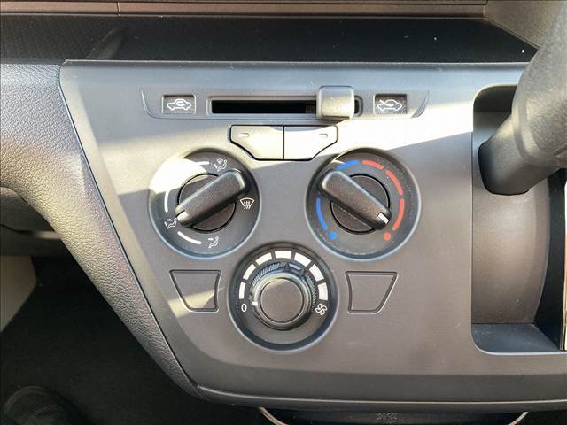 【マニュアルエアコン】マニュアルエアコンは操作が比較的シンプルで直感的です。温度調整や風量調整、風向きの設定などが、基本的なボタンやつまみで行えます。