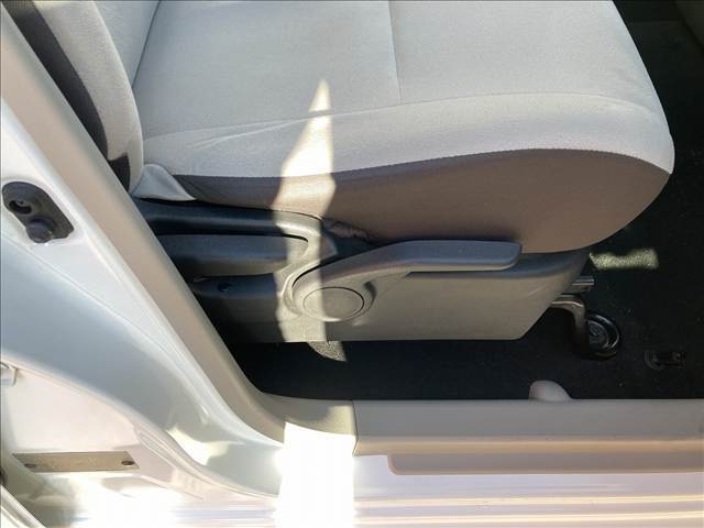 運転席の高さを調整する機能です。走行時に必要な視界をしっかりと確保することができます。