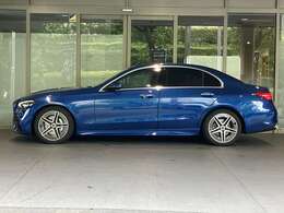 こちらの車両は「メルセデス・ベンツあざみ野」にて展示中でございます。営業時間は10：00～18：00、年末年始・毎週水曜日が定休日となります。お問合せはフリーダイヤルもしくは045-904-1484までご連絡ください。