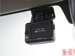◆ドライブレコーダー◆映像・音声などを記録する自動車用の装置です。　もしもの事故の際の記録はもちろん、旅行の際の思い出としてドライブの映像を楽しむことができます。