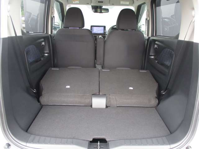 お荷物の量や乗車人数に合わせて使えるリヤシートは、ご覧のように倒すことが出来ますので便利です。
