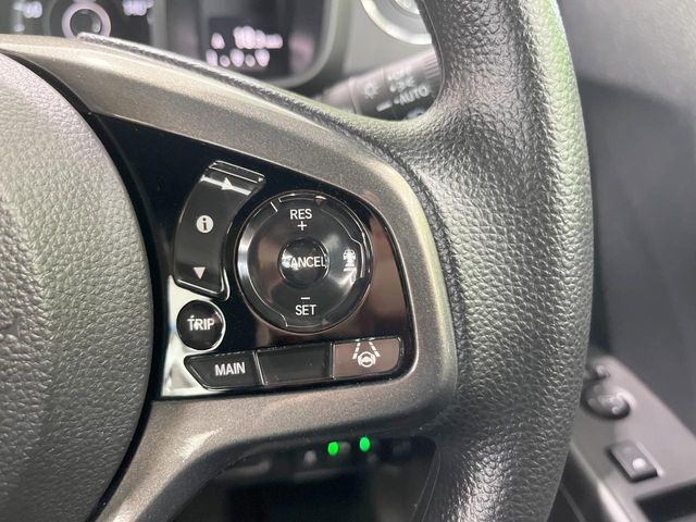 【クルーズコントロール】高速道路もラクラク走行。アクセルを離しても一定速度で走行ができ、長距離運転時の負担を軽減！加速・減速も簡単なスイッチ操作で調整できます。