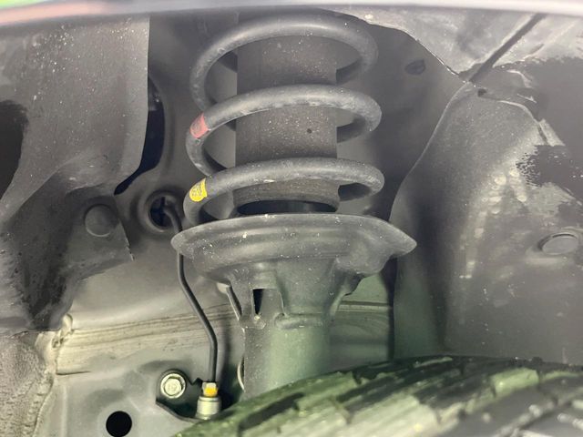 お車を安心してお乗りいただく為には、足回りの定期点検が欠かせません。サービスサポート（有償保証）では無料点検もご提供しており、安心のカーライフをお過ごしいただけるサポート体制が整っています。