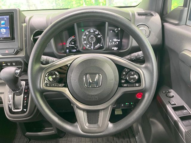 インテリアに合わせたデザインのステアリングは、運転される方のことも考え、運転しやすい形状、大きさです。是非一度、実際に触ってお確かめください。