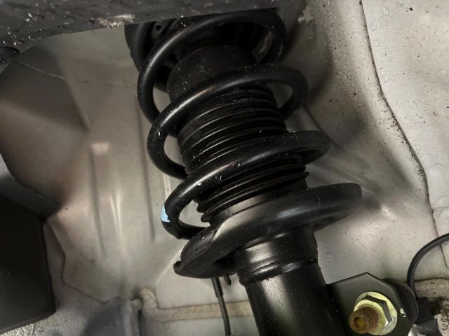 お車を安心してお乗りいただく為には、足回りの定期点検が欠かせません。サービスサポート（有償保証）では無料点検もご提供しており、安心のカーライフをお過ごしいただけるサポート体制が整っています。
