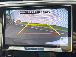 【バックカメラ】駐車時に後方がリアルタイム映像で確認できます。大型商業施設や立体駐車場での駐車時や、夜間のバック時に大活躍！運転スキルに関わらず、今や必須となった装備のひとつです！