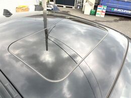 【サンルーフ】開放感たっぷりの希少装備、サンルーフが装着されています！車内に明かりを取り入れたり景色を楽しむ以外にも、車内の空気も簡単に換気できて快適です！