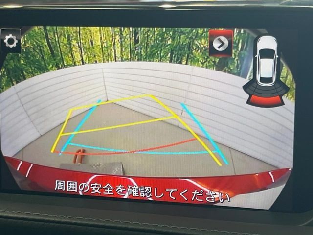 【バックカメラ】駐車時に後方がリアルタイム映像で確認できます。大型商業施設や立体駐車場での駐車時や、夜間のバック時に大活躍！運転スキルに関わらず、今や必須となった装備のひとつです！