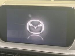 【マツダコネクトナビ】車内の雰囲気にマッチした一体型タイプのナビ。各種車輌設定やBluetooth再生等、様々な機能が楽しめます。直感的なダイヤル操作が可能で、使い勝手も良好です。
