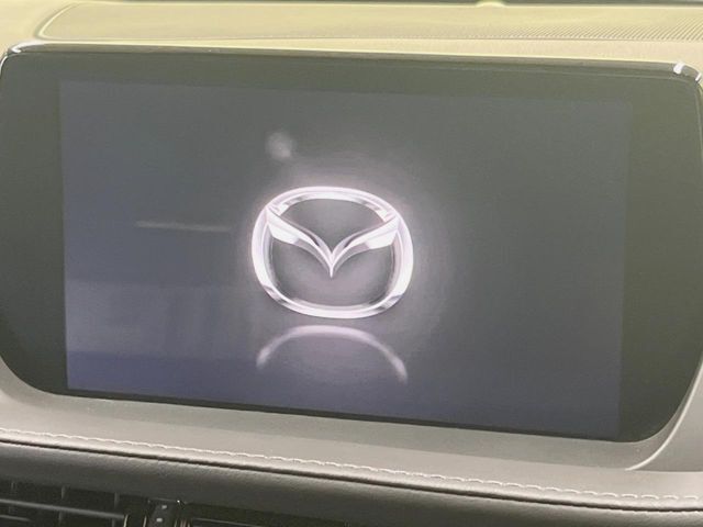 【マツダコネクトナビ】車内の雰囲気にマッチした一体型タイプのナビ。各種車輌設定やBluetooth再生等、様々な機能が楽しめます。直感的なダイヤル操作が可能で、使い勝手も良好です。