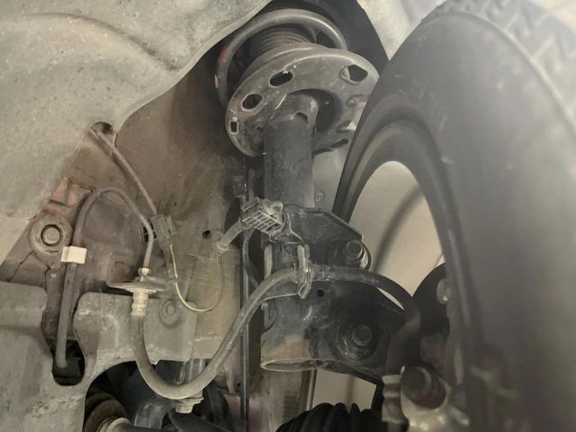 お車を安心してお乗りいただく為には、足回りの定期点検が欠かせません。サービスサポート（有償保証）では無料点検もご提供しており、安心のカーライフをお過ごしいただけるサポート体制が整っています。