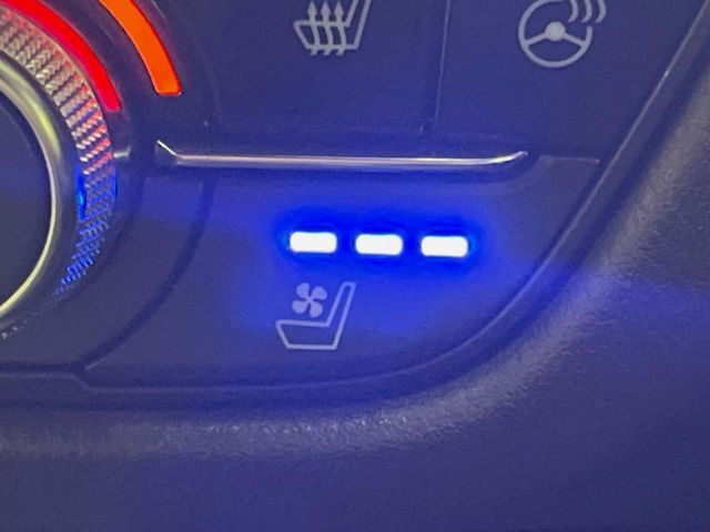 【シートベンチレーション】夏場は涼しい風でお尻や背中の熱やムレを防ぎ、冬はエアコンよりも早く温まってポカポカに！季節を問わず快適に過ごせます。