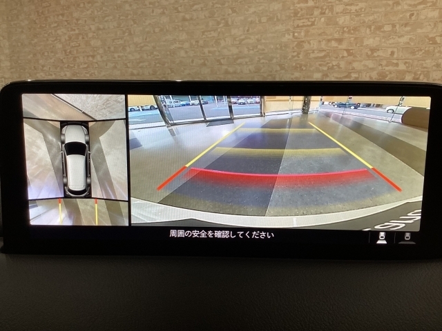 狭い場所での駐車やすれ違いなどでより的確な運転操作に役立つ360°ビューモニターが装備されています。