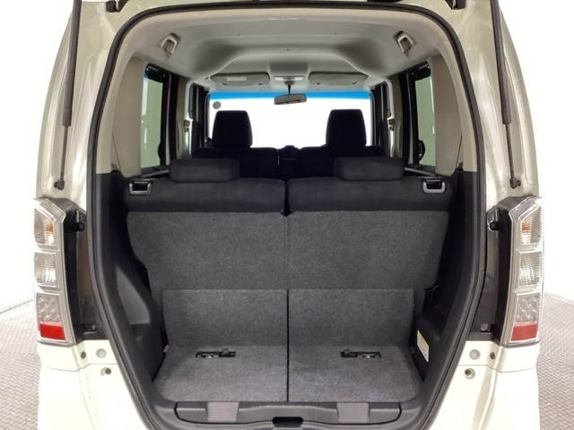 開口部も広く荷物の積み下ろしもしやすいお車となっております。シートの背もたれは5：5の割合で背もたれを可倒でき、前後のシートスライドもできるので荷室をひろげることができます。