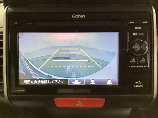 バックでの車庫入れも安心です！　リアカメラが付いているバックモニター付のディスプレイオーディオを装備しております。操作線もついており距離感も画面から確認できます。