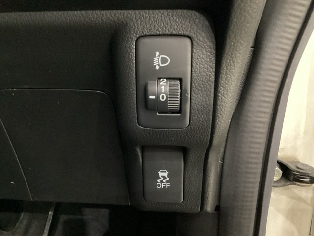 ハンドルの右側にはヘッドライトレベライザーとVSA（ABS＋TCS＋横滑り抑制）の解除スイッチがついています。ヘッドライトレベライザーは道路状況や積荷の加重に応じてライトの高さを調節できます。