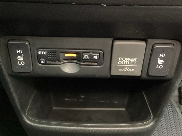 前席の左右別々のシートヒータースイッチが付いています。HiとLoの2段階で温度設定ができます。　スイッチの間にはアクセサリーソケットとETCがついており、高速道路の料金所の通過も楽々です！。